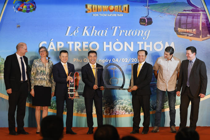 Đại diện Doppelmayr trao quà kỷ niệm.