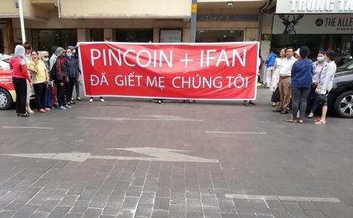 Người dân tụ tập trước trụ sở Công ty Cổ phần Modern Tech