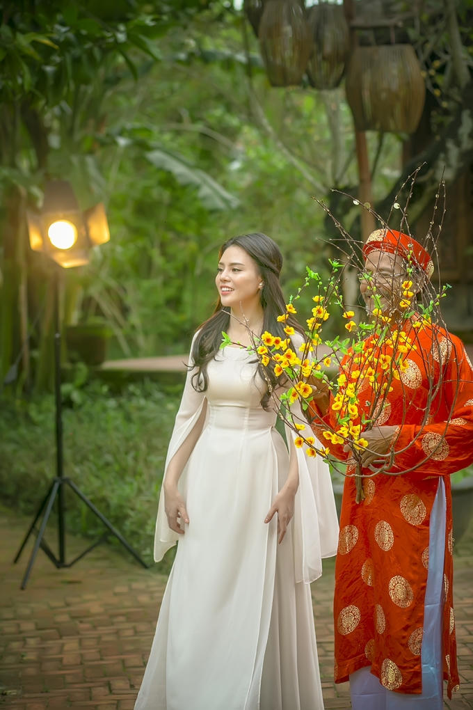 Mùa Xuân thái hòa cho quê hương và gia đình là ước mơ trong "Cánh thiệp đầu Xuân"