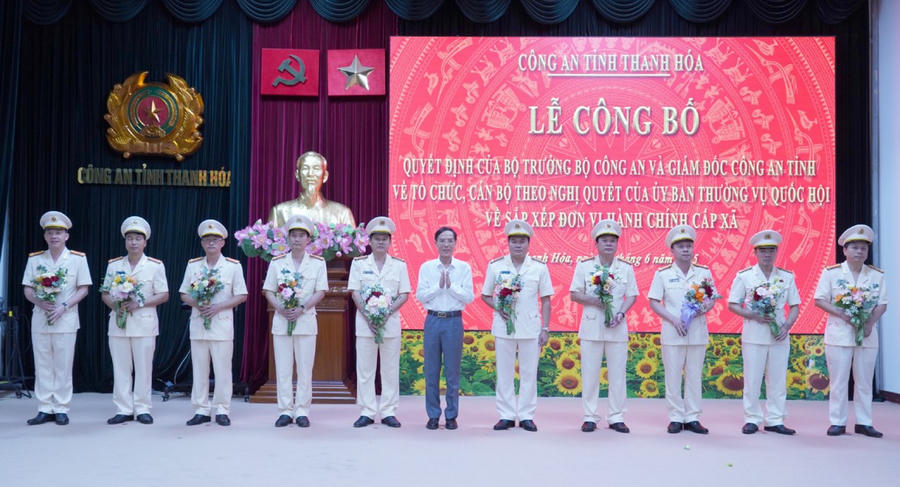 Ông Đầu Thanh Tùng, Phó Chủ tịch UBND tỉnh tặng hoa chúc mừng các đồng chí Trưởng công an cấp xã. (Ảnh: CATH)