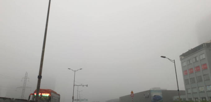 Nếu như ngày thường, thì thời điểm này nắng đã lên và các toà nhà này đều nhìn thấy rõ. Ảnh Chí Kiên.