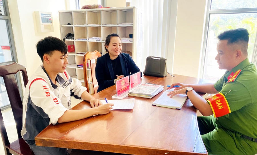 Công an phường Tân Ninh (Tây Ninh) hướng dẫn cho anh Đức hoàn trả lại số tiền chuyển nhầm cho chị Hạnh.