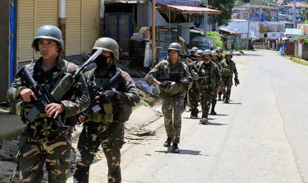 Quân đội Philippines tiến hành chiến dịch truy quét chân rết IS tại thành phố Marawi. (Ảnh: Reuters)