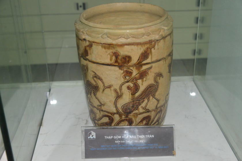 Thạp gốm hoa nâu Thời Trần. Ảnh: Quang Hà