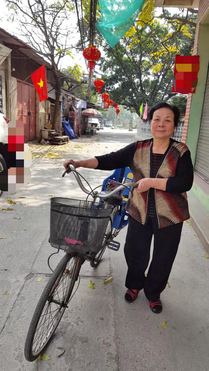 Bà Thịnh 55 tuổi đạp xe tản bộ trên phố: "Sáng nay tôi dậy sớm, sau đó đạp xe dạo quanh các phố phường, chỉ có những ngày Tết là có thể sống lại ký ức của Hà Nội xưa".