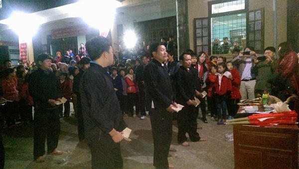 Các già làng đang tiến hành nghi lễ cho lễ hội Nhảy Lửa.