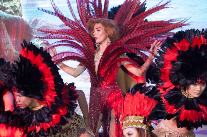 "Passion Moment" diễn ra với những tác phẩm của Ken Nguyễn được lấy ý tưởng từ nhiều nên văn hóa truyền thống trên thế giới như Hawai, Ấn Độ, Ai Cập, Thái Lan...