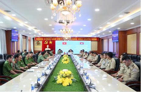 Quang cảnh buổi đến thăm và làm việc giữa Công an tỉnh An Giang và Công an tỉnh Kandal