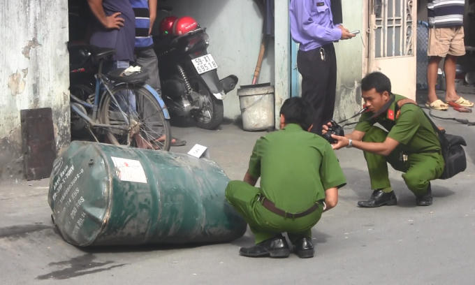 Lực lượng chức năng khám nghiệm hiện trường.