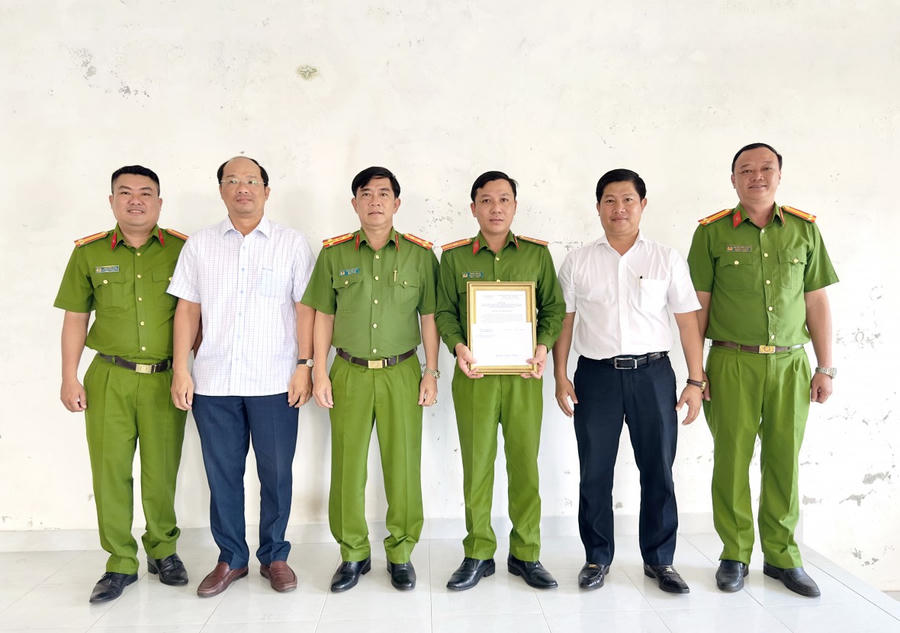 Đại tá Châu Quốc Huy - Tỉnh ủy viên, Phó Giám đốc Công an tỉnh, Phó Trưởng Ban Chỉ đạo 138 tỉnh Bạc Liêu, trao Quyết định thưởng nóng cho Công an Phường 7 (thành phố Bạc Liêu).