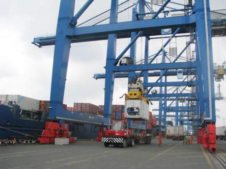 Hoạt động XNK tại cảng Cát Lái, TP.HCM- địa phương xuất khẩu lớn nhất cả nước. (ảnh: T.Hòa).