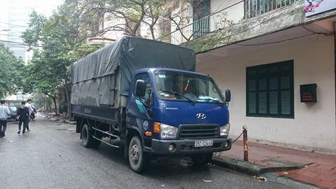 Chiếc xe chở hàng tạp hóa không rõ nguồn gốc.