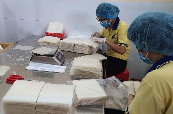 Bộ phận kiểm tra bánh trước khi vào thùng.