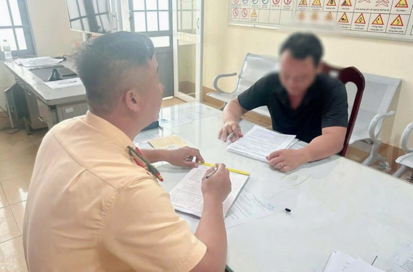 CSGT mời tài xế lên làm việc xử lý vi phạm.