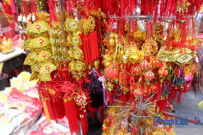 Dây trang trí hình tiền, vàng được nhiều người chọn mua với hi vọng năm mới sẽ làm ăn thuận lợi, phát đạt.