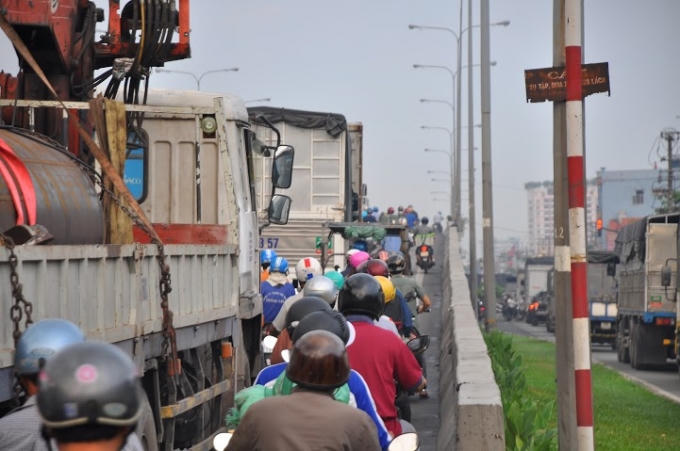 Hàng ngàn phương tiện nối đuôi nhau.