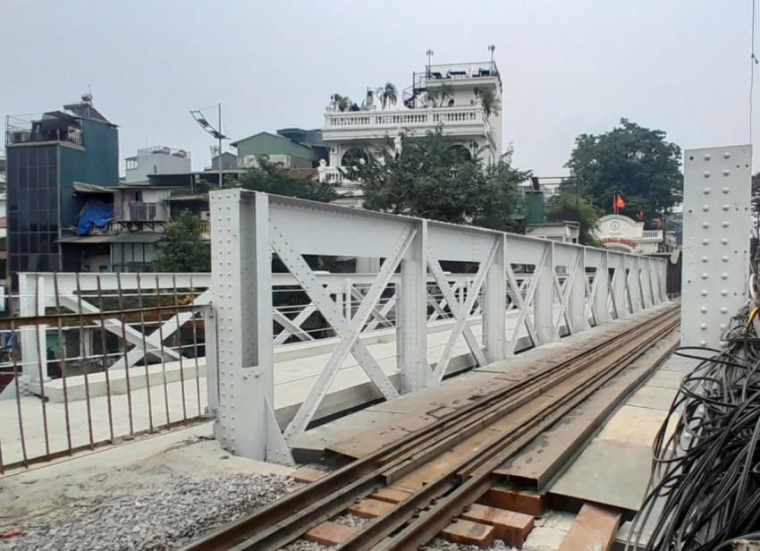 Lớp sơn mới trên cầu Trần Nhật Duật tiếp nối với cầu Long Biên vào phường Hoàn Kiếm được sơn lại lớp sơn mới.
