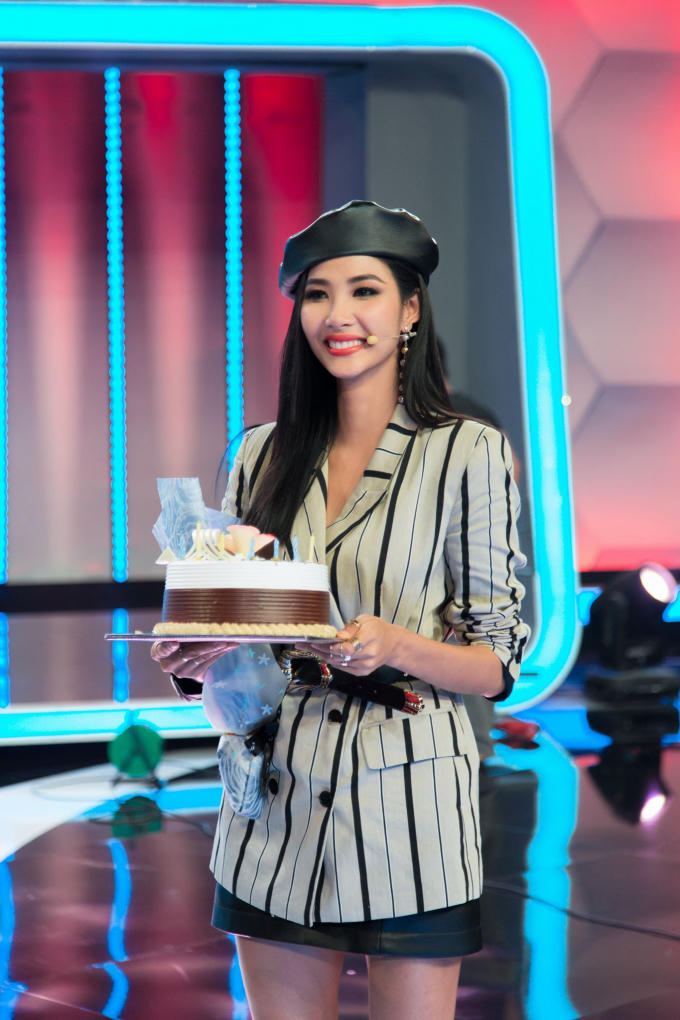 Á hậu Hoàng Thùy bất ngờ nhận được món quà sinh nhật sớm