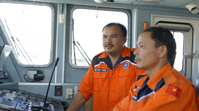 Anh Võ Quyết Thắng (trái) bảo với chúng tôi rằng, nghề nào cũng cần niềm đam mê và tình yêu đặc biệt mới có thể trụ vững, còn công việc cứu hộ, cứu nạn thì như là “tôn chỉ” sống của nghề. Đó là những ám ảnh cứu đeo đẳng suốt cuộc đời họ trong những lần “tận mục” với thi thể người chết bị phân hủy, không còn nguyên vẹn.
