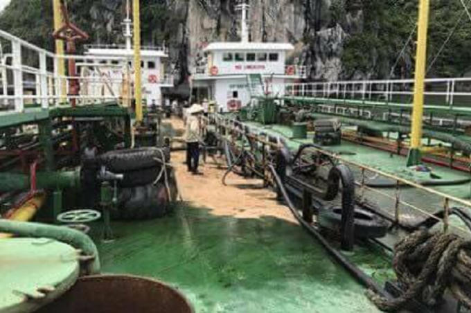 Khoảng 200 lít dầu bị tràn trên khoang tàu và chảy xuống biển.