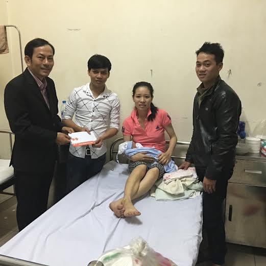 Đại diện hãng hàng không Jetstar Pacific đến bệnh viện chúc mừng mẹ con chị Nga.