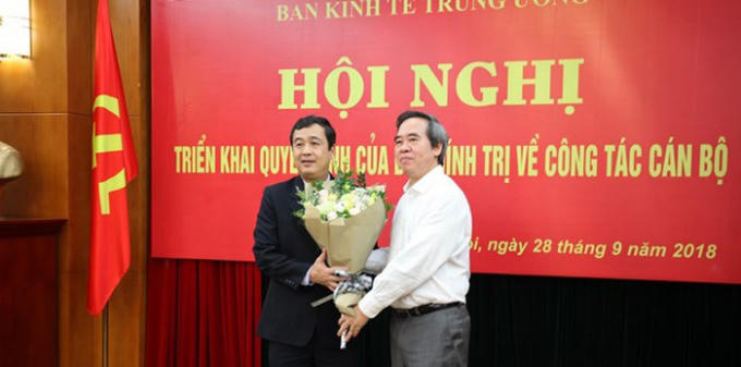 Ông Nguyễn Văn Bình - Trưởng ban Kinh tế Trung ương tặng hoa chúc mừng ông Ngô Đông Hải.