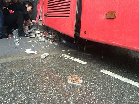 Hình ảnh được cho là nạn nhân đã bị tử vong dưới gầm xe.