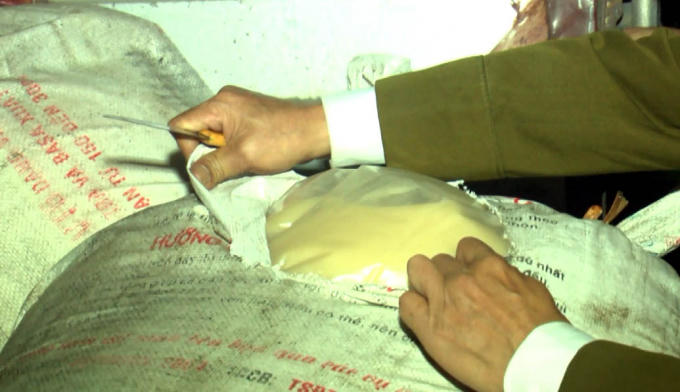 Mỡ động vật đã qua chế biến được đựng trong các bao tải.