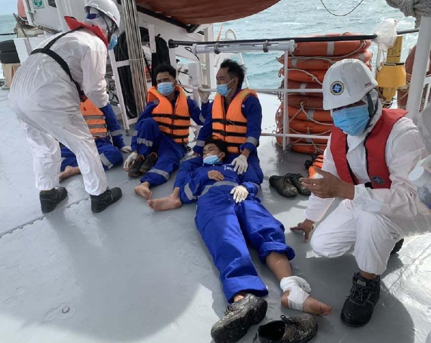 Bốn thuyền viên gặp nạn được cứu sống, trên đường đưa vào bờ ở TP Vũng Tàu.