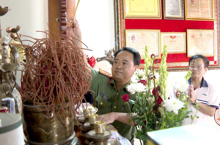 Đồng chí Đại tá Lê Ngọc Anh, Phó Giám đốc Công an tỉnh thắp hương tri ân đồng chí Vũ Văn Kính và đồng chí Tống Xuân Nhuận. (Ảnh: Công an Thanh Hoá)