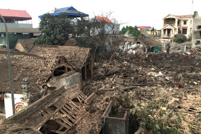 Toàn cảnh trung tâm vụ nổ nhìn từ trên cao. Hố sâu gần 3 mét, đường kính hàng chục mét được tạo ra.