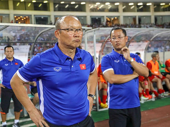 Trợ lý Lê Huy Khoa sát cánh bên HLV Park Hang-seo tại Asiad 18. Ảnh: HUY PHẠM