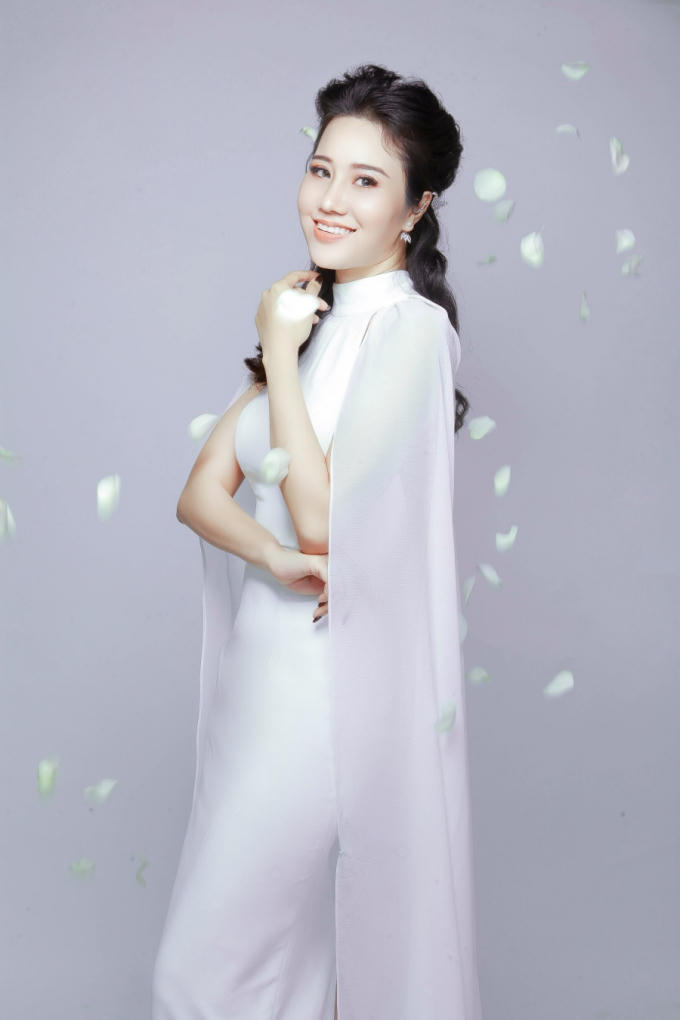 Dương Y&ecirc;́n Phi khoe nét đẹp hi&ecirc;̀n dịu trong b&ocirc;̣ đ&acirc;̀m trắng &ocirc;m sát