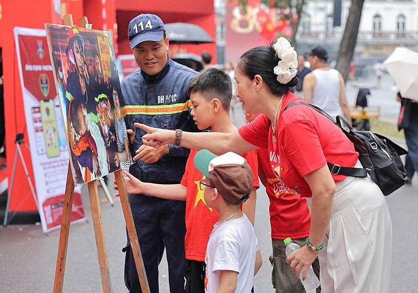 Trong ngày đầu tiên diễn ra các hoạt động đã có gần 2.000 lượt người dân và du khách tới tham quan trải nghiệm các hoạt động của lực lượng Cảnh sát PCCC&CNCH Thủ đô.
Trong ngày đầu tiên diễn ra các hoạt động đã có gần 2.000 lượt người dân và du khách tới tham quan trải nghiệm các hoạt động của lực lượng Cảnh sát PCCC&CNCH Thủ đô.
Trong ngày đầu tiên diễn ra các hoạt động đã có gần 2.000 lượt người dân và du khách tới tham quan trải nghiệm các hoạt động của lực lượng Cảnh sát PCCC&CNCH Thủ đô.
Trong ngày đầu tiên diễn ra các hoạt động đã có gần 2.000 lượt người dân và du khách tới tham quan trải nghiệm các hoạt động của lực lượng Cảnh sát PCCC&CNCH Thủ đô.