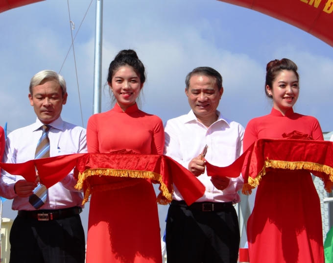 Bộ trưởng GTVT (bên phải) cắt băng khánh thành cầu Ghềnh mới.