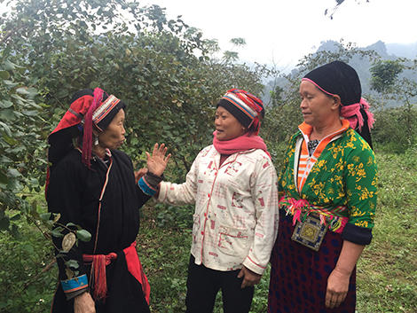 Bà Tẩn Thị Sìu (giữa) đang kể về cuộc sống đổi thay sau khi có điện với bà Tẩn Thị Ài (ngoài cùng bên trái).