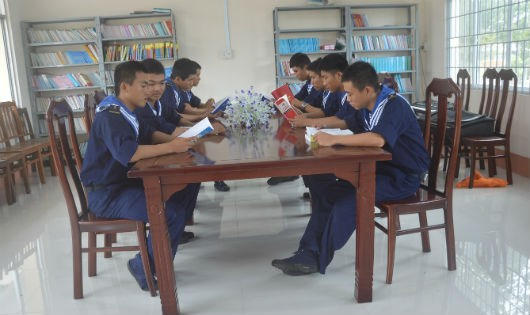 Đoàn viên, thanh niên Lữ đoàn 962 tích cực tham gia mỗi tuần học một điều luật.