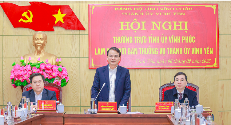 Bí thư Tỉnh ủy Vĩnh Phúc Đặng Xuân Phong phát biểu tại hội nghị.