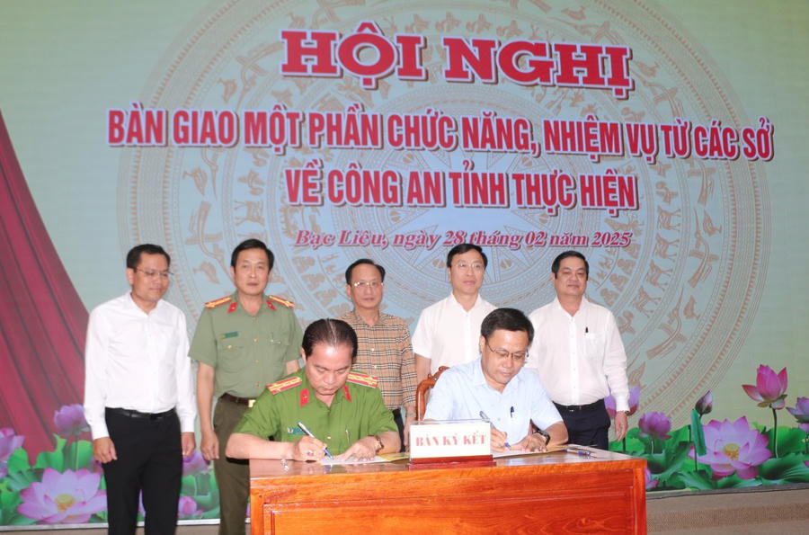 Đại tá Bùi Xuân Khởi - Phó Giám đốc Công an tỉnh Bạc Liêu, ký kết với lãnh đạo Sở Giao thông vận tải tỉnh.