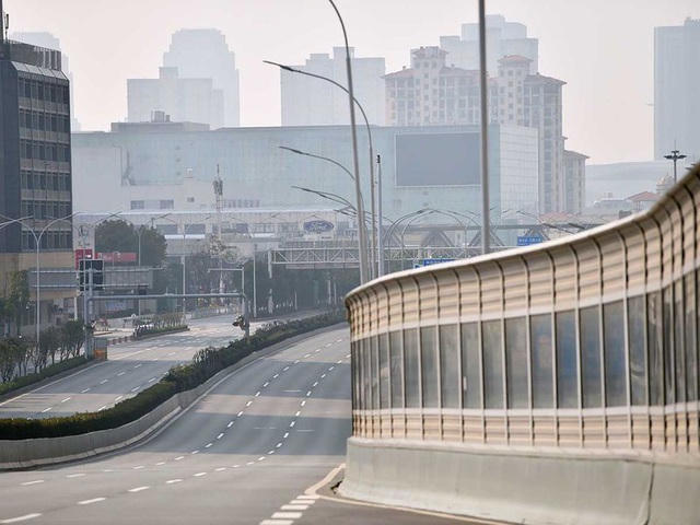 Vũ Hán trống trơn giữa ban ngày như một “thành phố ma”. Ảnh Gulfnews