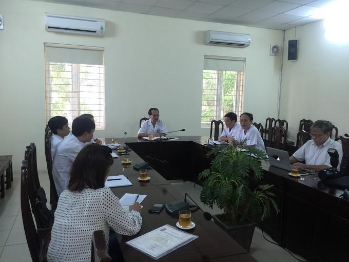 Ban lãnh đạo Bệnh viện phổi Trung ương trả lời các câu hỏi trong đơn khiếu nại với phóng viên. (ảnh: Phan Tuyền).
