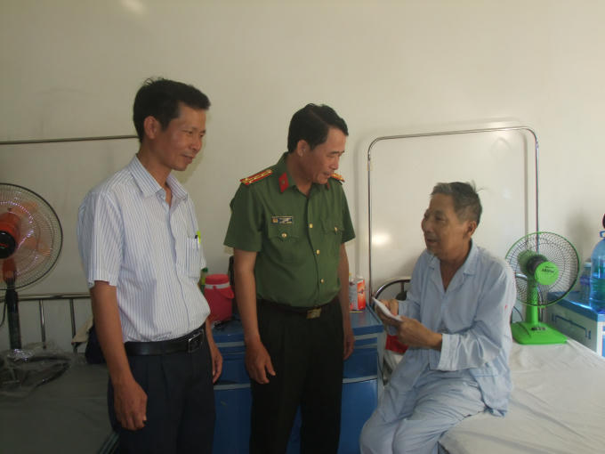 Đại tá Lê Quốc Hùng- UVTV Tỉnh ủy, Giám đốc Công an tỉnh cùng đại diện chính quyền địa phương đã đến thăm hỏi và tặng quà các gia đình chính sách trên địa bàn huyện Phú Vang.