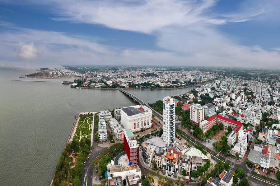 Với quyết tâm tinh gọn bộ máy, Kiên Giang đang tiến hành một cuộc cải cách mạnh mẽ và toàn diện, tập trung vào việc giảm bớt các tầng lớp trung gian, nâng cao hiệu quả công tác quản lý và điều hành.