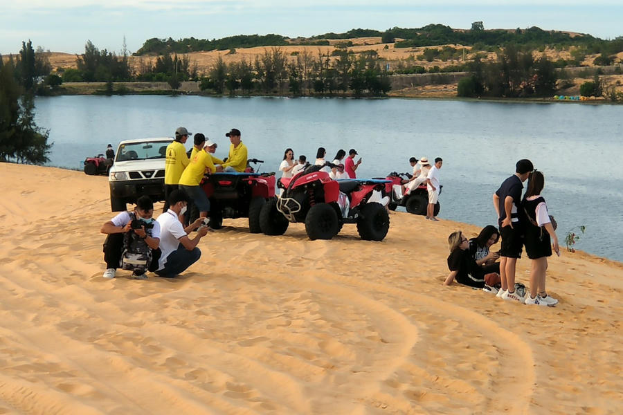 Những đồi cát tại Bàu Trắng từ lâu đã trở thành điểm đến nổi tiếng, hấp dẫn có sức thu hút du khách trong nước và quốc tế đến tham quan, chiêm ngưỡng, khám phá.