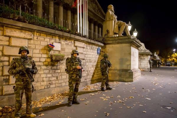 Lực lượng cảnh sát Pháp đang được huy động bảo vệ trên nhiều tuyến phố Paris