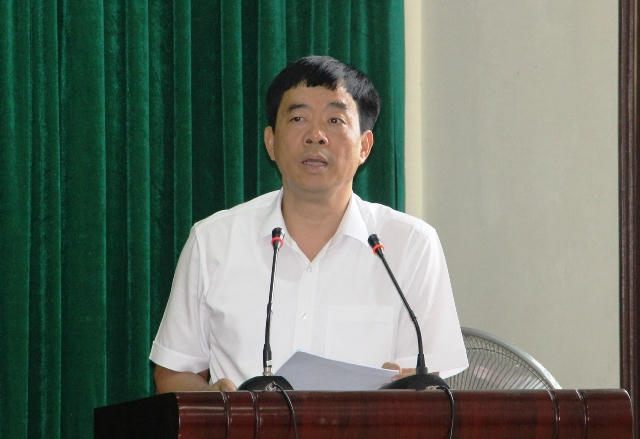Ông Lê Ngọc Chiến - Chủ tịch UBND TP.Sầm Sơn - trả lời doanh nghiệp tại buổi đối thoại. (Ảnh: Hồng Đức)
