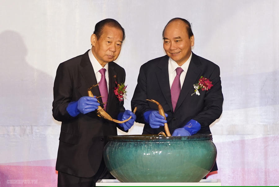 Thủ tướng Nguyễn Xuân Phúc và Tổng Thư ký Nikai thực hiện nghi thức trồng sen Oga. Ảnh VGP/Quang Hiếu