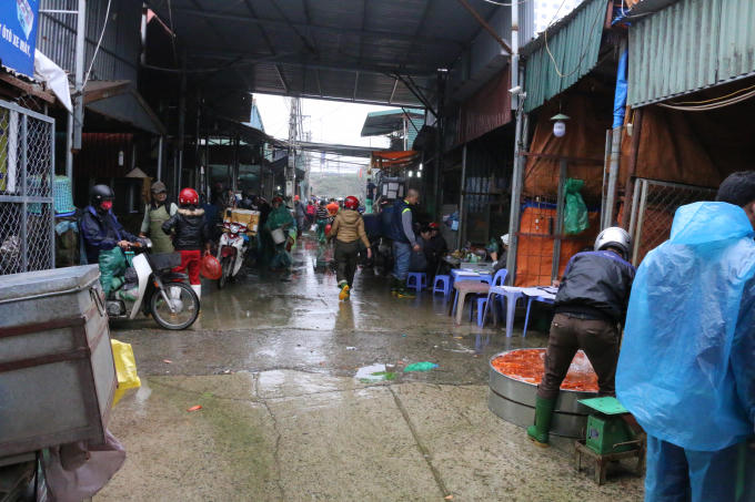 Theo nghi nhận từ phóng viên, sáng ngày 22 tháng Chạp, chợ cá Yên Sở đã tấp nập xe tải, xe máy của các tiểu thương mua bán cá chép đỏ phục vụ nhu cầu người dân làm nghi lễ tiễn ông Công, ông Táo lên chầu trời.