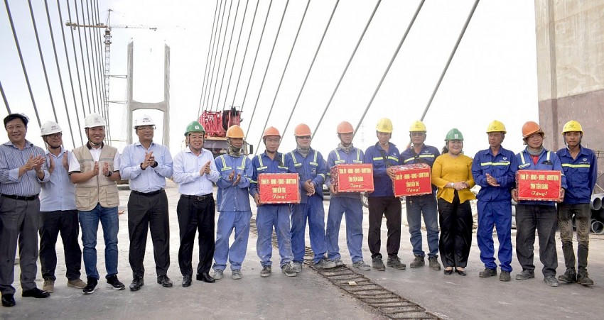 Lãnh đạo 2 tỉnh Tiền Giang và Bến Tre đến thăm, động viên và tặng quà cho công nhân, cán bộ kỹ thuật thi công trên công trình dự án cầu Rạch Miễu 2