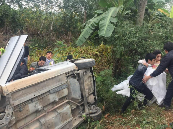 Họ hàng nhanh chóng đến giải cứu cô dâu, chú rể, tài xế ra khỏi chiếc xe gặp nạn.
